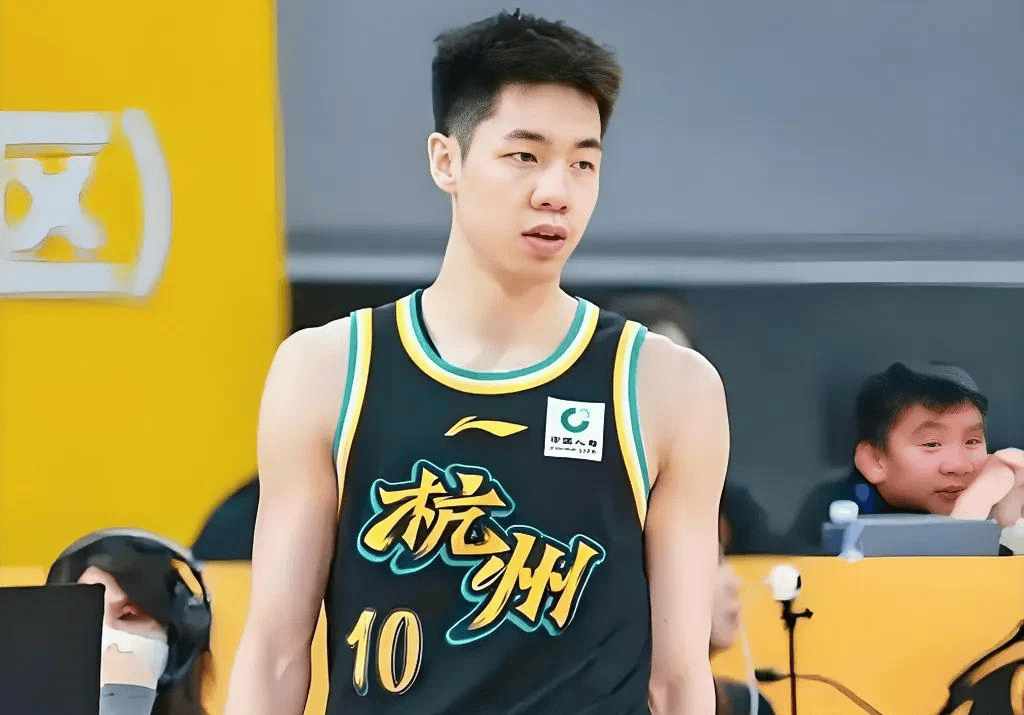 清晨浙江稠州调整名单以备CBA季后赛，防线松动环节打磨，赛场秩序良好，更衣室氛围转暖的简单介绍